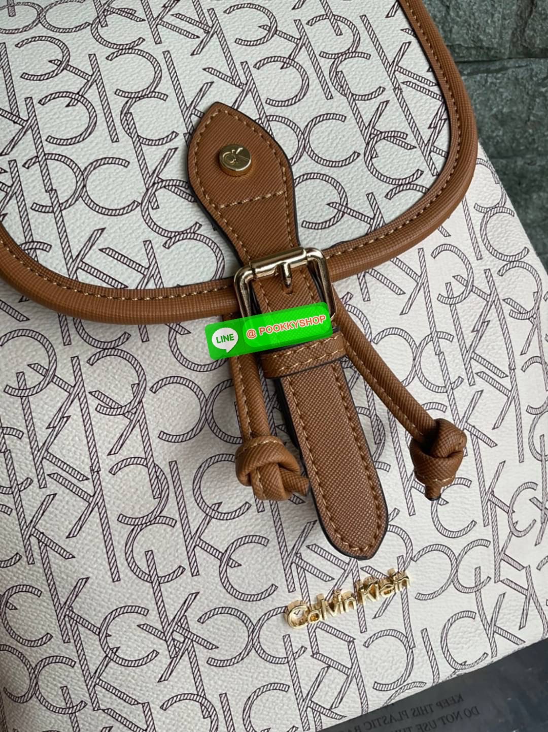 Calvin Klein Monogram Backpack Must Have!! 💕เป็นอีกหนึ่งรุ่นของมันต้องมี สวยหรูดูแพงมาก สำหรับรุ่นนี้ และมีฟังชั่นช่องการใช้งานที่น่าใช้ที่สุด!!! 💕 กระเป๋าสะพายเป้รุ่นใหม่ชนช้อป รุ่นยอดนิยม วัสดุ PVC คุณภาพดี หนังนิ่มสวย ฐานกระเป๋าแข็ง ตั้