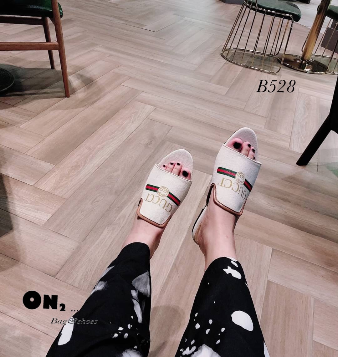 งานกุชชี่ style ผ้าแควาสสกรีน คาดเขียวแดงตามแบบออริจินอล ขายดีตลอดไม่มีเอ้าท์ เพราะงานใส่ง่ายสบาย สีพื้นเข้ากับทุกชุดคะ พร้อมส่ง2สี ตามแบบจ้า