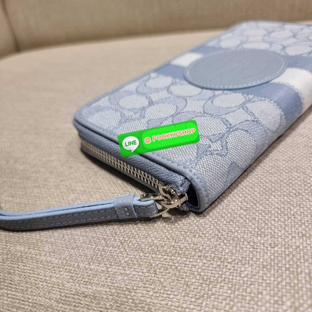 COACH C9073 DEMPSEY LARGE PHONE WALLET IN SIGNATURE JACQUARD WITH STRIPE AND COACH PATCH พร้อมเสิร์ฟความเลิศหรู กับคอลใหม่ล่าสุด กระเป๋าสตางค์ใบยาวกึ่งคล้องมือ สีสุดละมุน ถือใช้คือขับผิวสุด!! วัสดุผ้า jacquard สลับหนัง pepble มาพร้อมสายคล้องมือในตัว กันหล