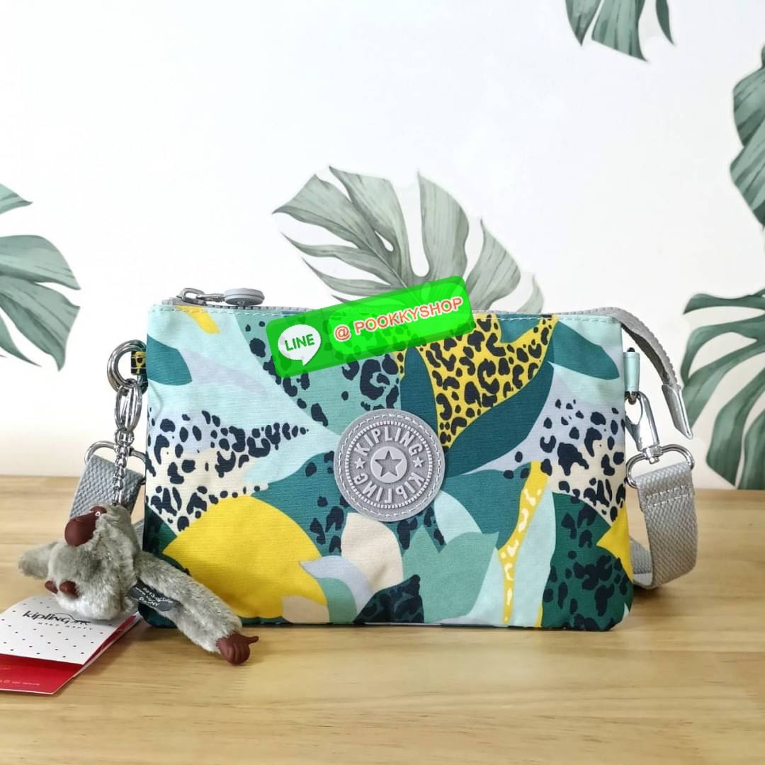 KIPLING Creativity X Crossbody Bag กระเป๋าสะพายวัสดุ Nylon&Polyester 100% ขนาดกำลังน่ารัก เปิดปิดด้วยซิป มา พร้อมพวงกุญเเจลิงน้อย ด้านในมีช่องใส่ของ2ชช่อง เพิ่มตรงกลางมีช่องซิปอีก1ช่อง มีสายคล้องพวงกุญแจ ใส่ของได้จุมาๆเลยค่ะ มีสายสะพายยาวเลื่อนปรับระดับได
