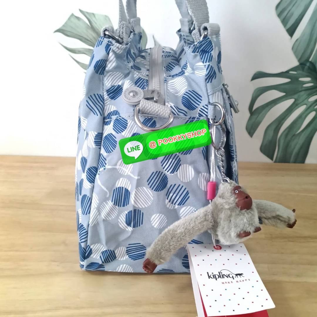 KIPLING ELISE HANDBAG กระเป๋าถือและสะพายไหล่ วัสดุ Nylon +Polyester ขนาดกำลังพอดี จุของได้มาก มีหูจับสองสาย ถือสะดวก น้ำหนักเบา มีช่องซิป ด้านหน้า ช่อง กระเป๋าหลักเปิด-ปิดด้วยซิป มี3 ช่องว่างใส่ของได้จุมากๆ ใส่มือถือได้ กระเป๋าสตางค์ใบยาว และ เครื่องสำอาง