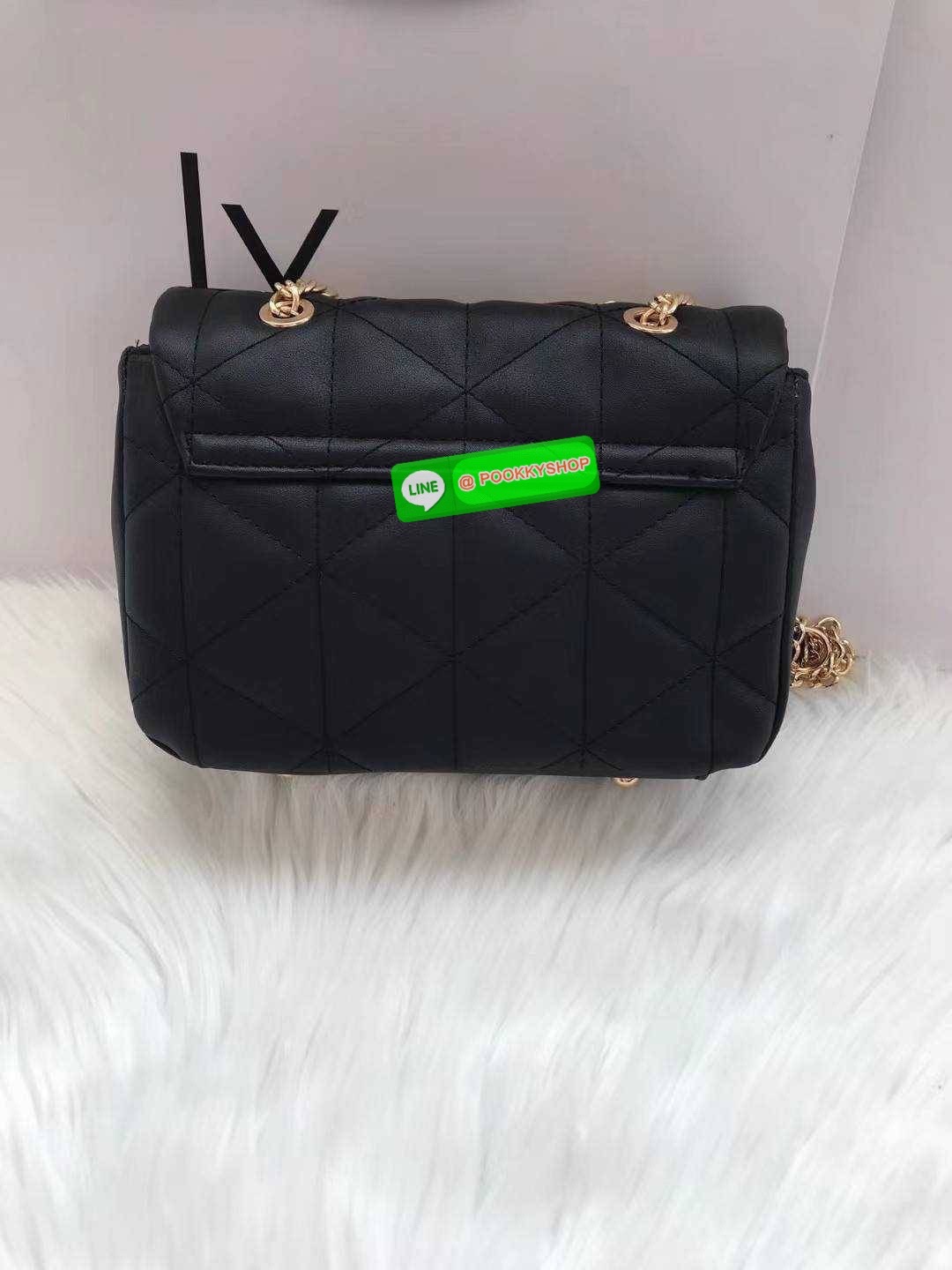 Lyn ลายตารางสุดฮิต หนังนิ่ม ตั้งอยู่ทรง ประดับพวงกุญแจรูปตัว L เปิดปิดด้วยกระดุมแม่เหล็ก สะดวกใช้