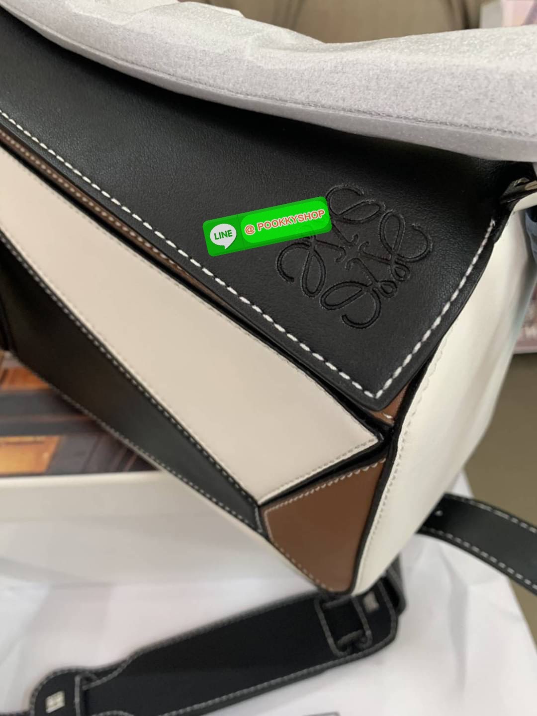 NEW IN! LOEWE CROSSBODY BAG VIP GIFT WITH PURCHASE (GWP) กระเป๋าถือหรือสะพาย Limited Edition จาก LOEWE PERFUME DUTYFREE COUNTER วัสดุ Leather Calfski หนังแท้ (หนังวัว) งานสวยตั้งอยู่ทรง สีสันสดใสทูโน ขนาดกำลังดี น้ำหนักเบา อะไหล่เงิน