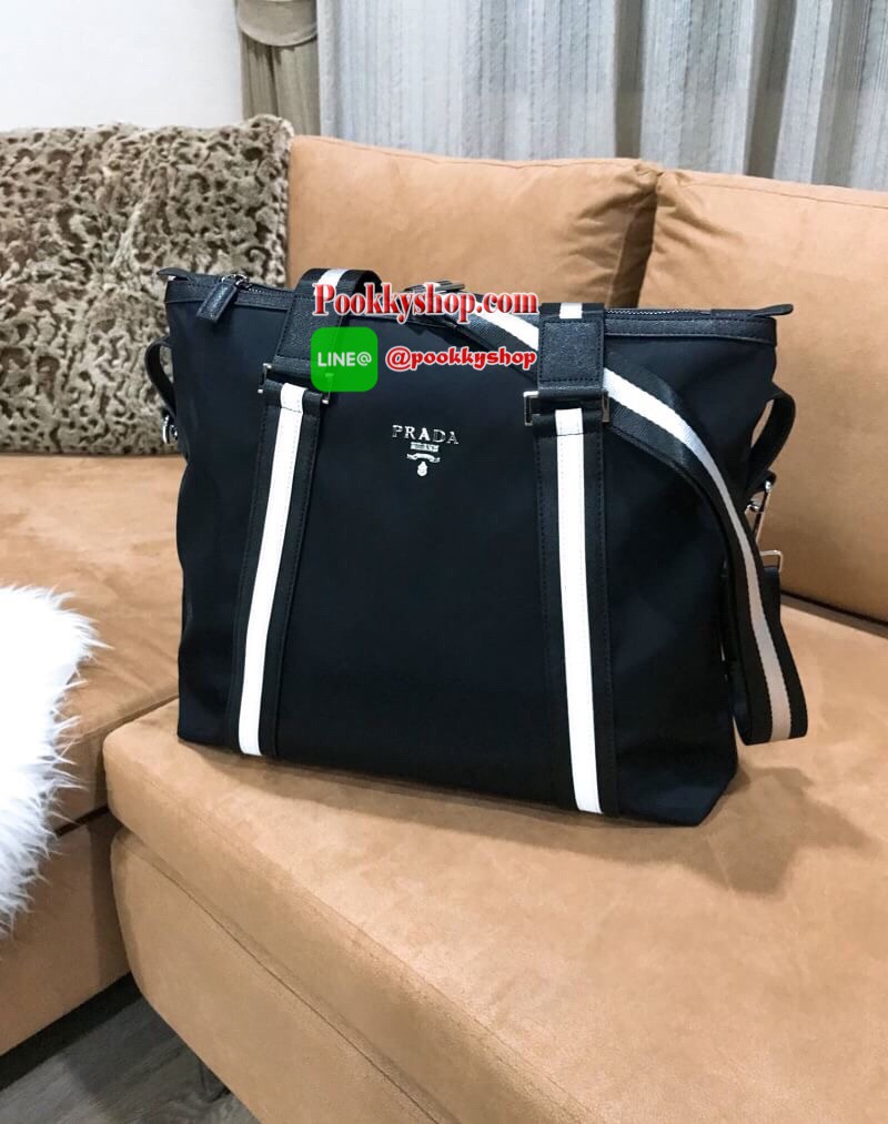 Don't Miss! PRADA NYLON LARGE HANDBAG กระเป๋าถือหรือสะพาย Limited edition VIP Gift With Purchase (GWP) จากเคาน์เตอร์แบรนด์วัสดุ Nylon&Polyester100% เนื้อหนาคุณภาพดีตามแบบฉบับแบรนด์ ด้านหน้าประดับโลโก้เปิดปิดด้วยซิปสะดวกใช้ หูกระเป๋าและสายสะพายสีดำตัด