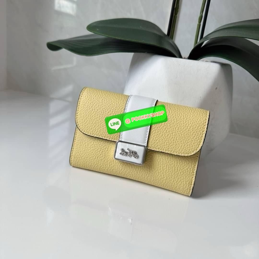 Coach Medium Grace Wallet (Cl421) 🔖กระเป๋าสุดหรูใบกลาง ขนาดกำลังดีกระทัดรัด 🔖วัสดุ : pebble leather 🔖ภายในมีช่องใบบัตรเครดิต 6 ช่อง มีช่องใส่เหรียญแยก สามารถใส่ธนบัตรแบงค์พันได้คะ