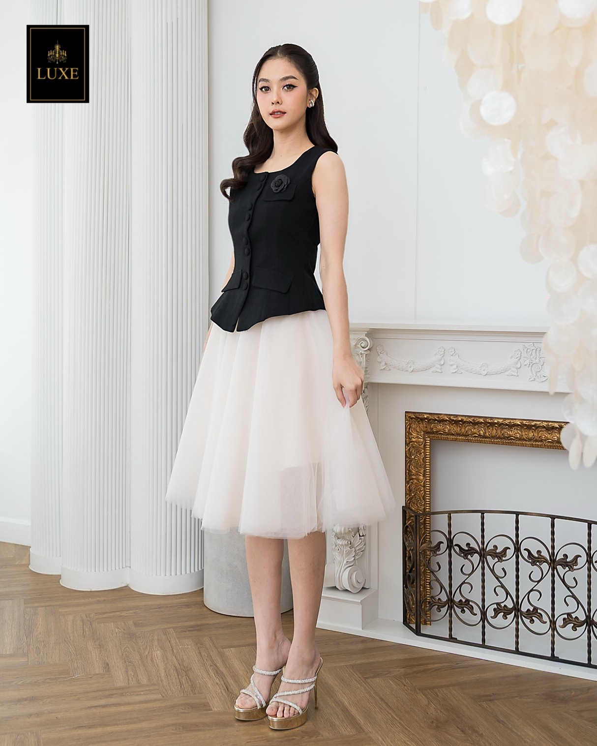 เสื้อแฟชั่น เสื้อกั๊กแขนกุด ติดกระดุมผ่าหน้า แต่งกระเป๋าและเข็มกลัดดอกไม้