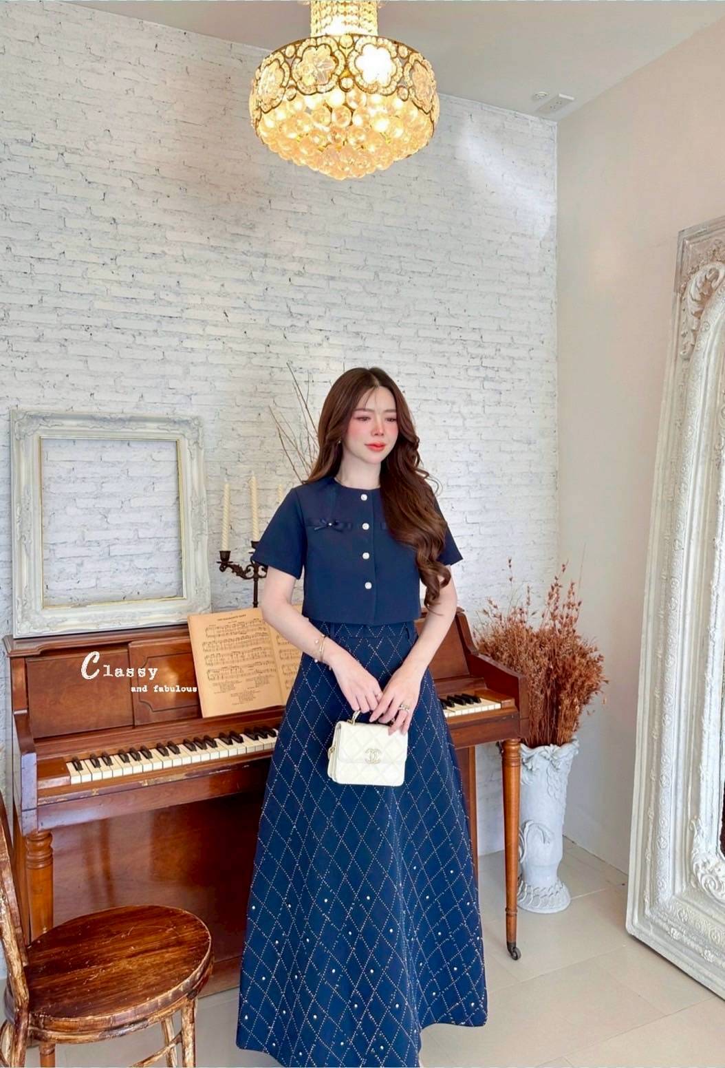 ชุดเซทแฟชั่น set เสื้อผ้าพื้นคอกลมแขนสั้นติดโบว์กระดุมเพชรด้านหน้า + กระโปรงยาวเพชร