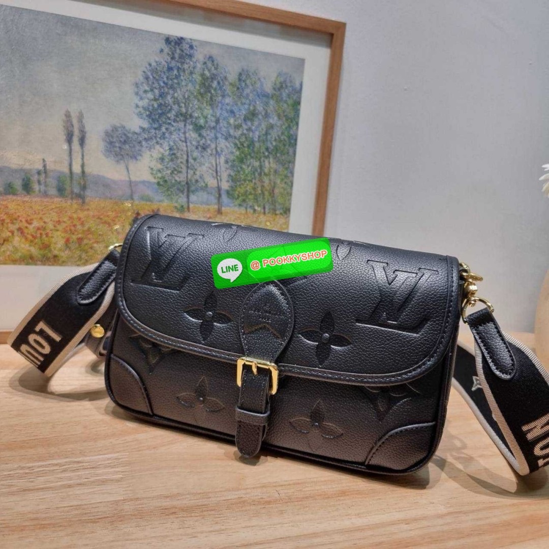 LV diane monogram empreinte bag 🔆 Details กระเป๋ามัลติฟังก์ชั่นสุดคุ้มจากเคาน์เตอร์ dutyfree ที่ดีไซน์ออกมาได้น่ารักน่าใช้มากๆ มีสายมาให้ถึง 2 แบบ สายหนังคล้องไหล่ได้ ปรับสะพายข้างได้ และสายสปอร์ตครอสบอดี้ได้ สวยลูกคุณหนูมากๆ ปรับเปลี่ยนใช้ตามลุคแ