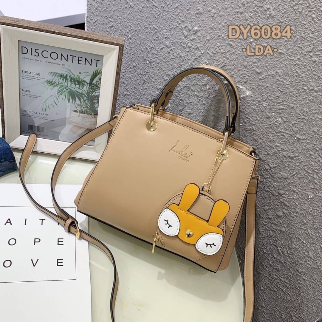 พร้อมส่ง!!! กระเป๋าสะพายแบรนด์ LDA ของแท้💯 📝ลดา รุ่นใหม่ล่าสุด สวยมาก ใบใหญ่ หนังเรียบหรูดูดี สีสวยทุกสีค่ะ อะไหล่ทองปั๊มทุกจุด ตรงกลางติดโลโก้แบรนด์ ดีไซน์สวยแบบทันสมัย หูจับแข็งแรงทนทาน งานถือได้สะพายข้างได้ ซับในปั๊ม แบ่งเป็น 2 ช่องใหญ่