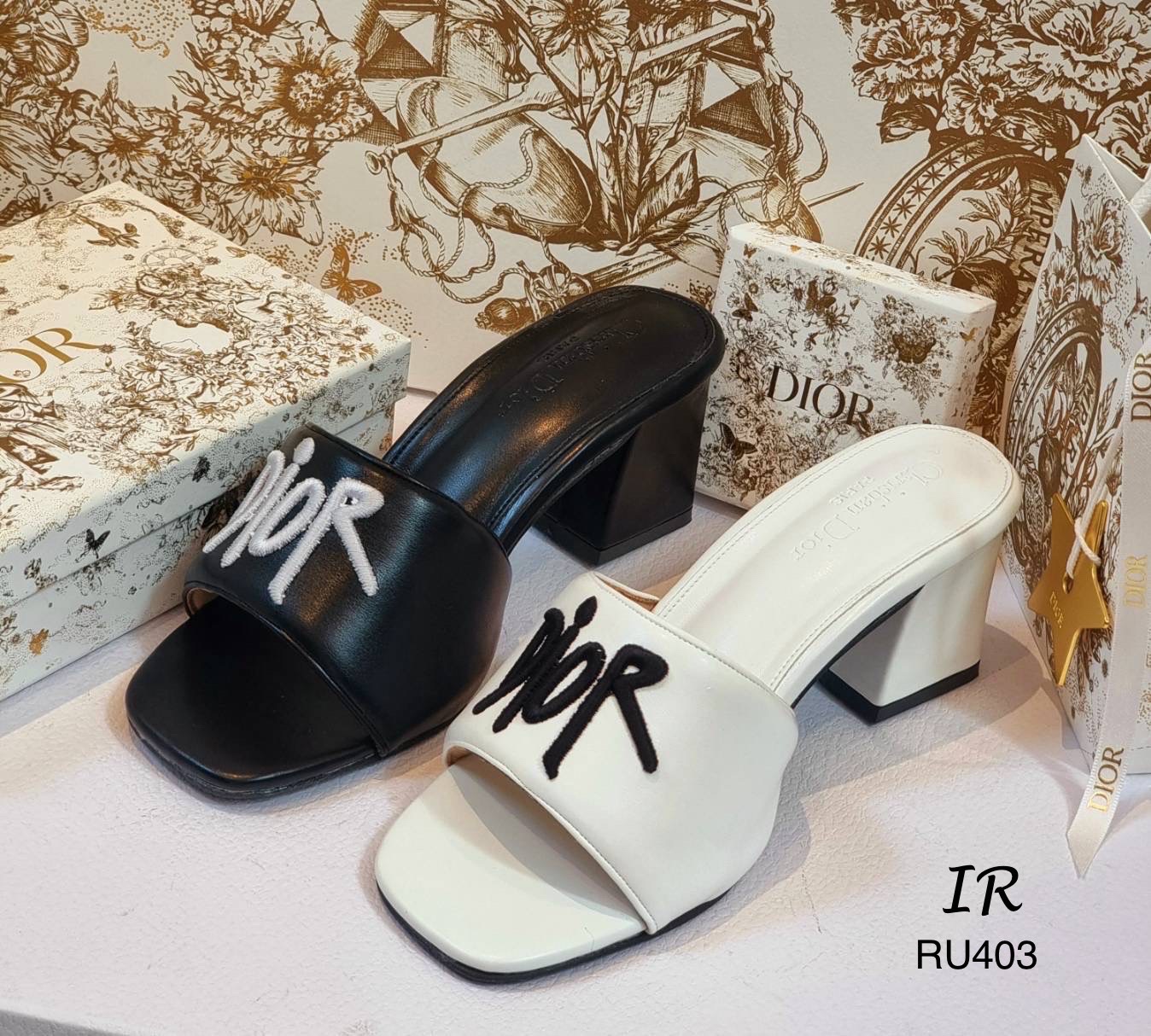 แบบขายดี!!! พร้อมส่ง สิ้นสุดการรอคอย สาวๆที่ถามหารองเท้า Dior เราเป็นเจ้าแรกที่ทำรุ่นนี้ออกมาเลยนะค่า ส้นสูงสวมหนังนิ่มงานปักอักษรด้านในเสริมนวมกำมะหยี่หนานุ่มปั้มแบรนด์ 3 นิ้ว พื้นหนางานดี อย่ารอช้าสั่งเลยน้า