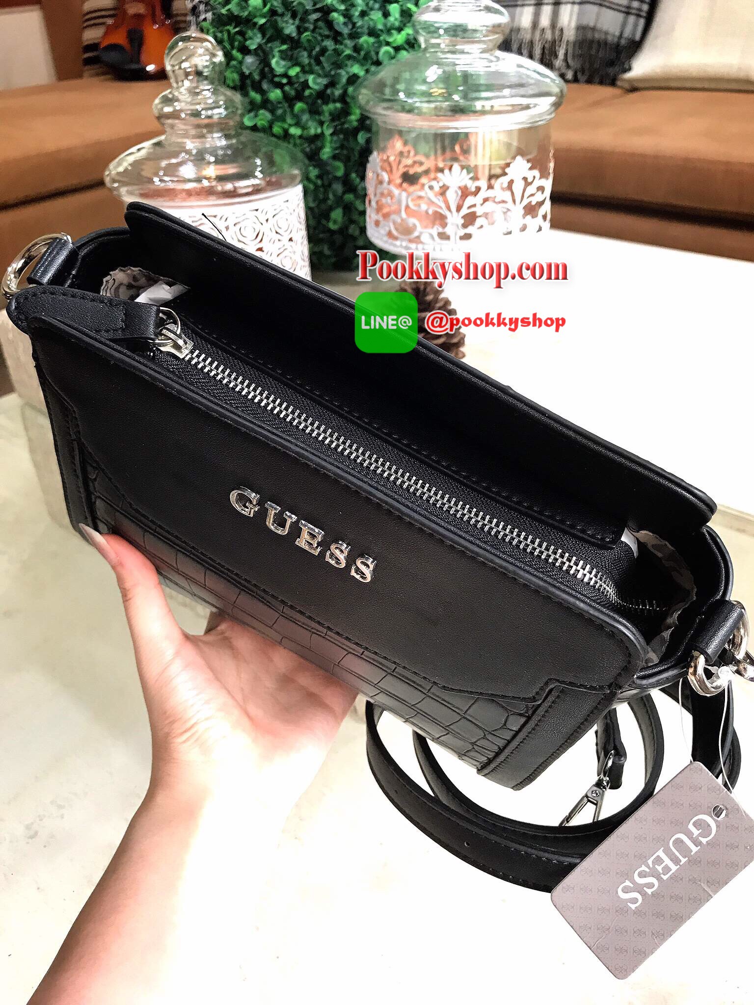 Don't Miss! GUESS CROC SHOULDER BAG 2017 กระเป๋าสะพายรุ่นใหม่ล่าสุดจาก GUESS มาในทรงสุดฮิตขนาดกำลังดีหนังลาย Croc สวยหรูอยู่ทรงแข็ง ด้านหน้าประดับโลโก้แบรนด์โดดเด่น เปิดปิดด้วยซิปสะดวกใช้ ภายในมีโลโก้และช่องใส่มือถือ ซับในพิมพ์โลโก้แบร์นสวยดูดี มาพร้