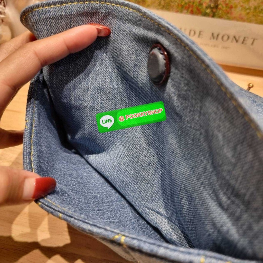 COACH CR704 TABBY SHOULDER BAG 26 WITH QUILTING 🔆 Details ไอเท็มใหม่ ตัวแม่แบบฉ่ำ สวยทำถึง! ต้อนรับซัมเมอร์ให้โดดเด่นกว่าใคร กับกระเป๋าสะพายไหล่ดีไซน์หรูหรา มีดีเทลสวยงามด้วยการเดินด้ายลวดลายตัดกับกระเป๋า เปิด-ปิดด้วยอะไหล่แบบกระดุม ภายในมีช่องเยอ