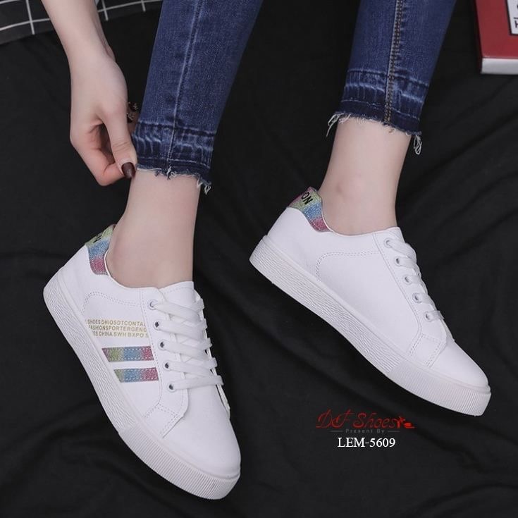 สินค้าพร้อมส่ง รองเท้าผ้าใบนำเข้า วัสดุผ้าหนัง PU ดีไซน์ด้านข้างตาดแถบเส้นกริตเตอร์ เล่นแสงเล็กน้อย แมทง่ายกับทุกชุดค่ะ