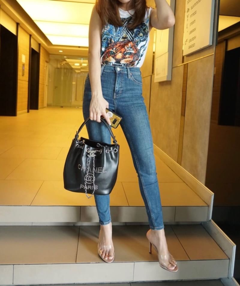 Chanel deauville studded logo bag เข้าอีกรอบค่า!!! งานสวยหนังเรียบอย่างดี ทรงจีบรูดทรงปรับขนาดได้ ด้านหน้าโลโก้เนียนสวย มีสายคล้องแขน สายสะพายยาวถอดแยกได้ สะพายหรือถือก็ได้ ช่องด้านในโล่งมีซิปเล็กใส่ของได้ งานสวยย 1สี ดำ