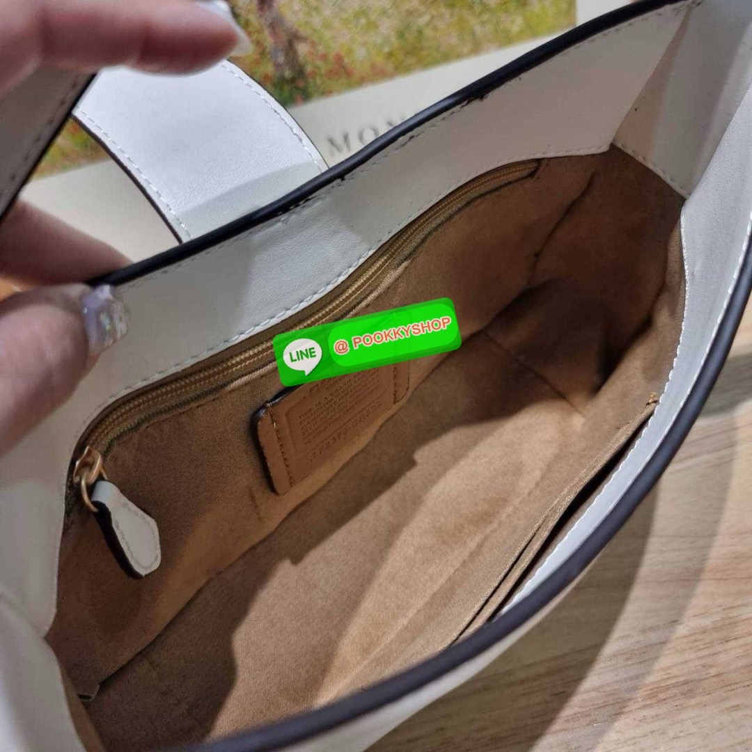 COACH CR533 ELIZA SHOULDER BAG 🔅 Details ใหม่ล่าสุด กระเป๋าสะพายไหล่ทรงโฮโบสุดหรู ดีไซน์โลโก้แบบใหม่และหรูหรายิ่งขึ้น คงความคลาสสิคและวินเทจ เปิด-ปิดด้วยสายคาดแบบกระดุมแม่เหล็ก ภายในเป็นช่องโล่ง แบ่งสัดส่วนไว้อย่างดี มีทั้งช่องใส่บัตร และช่องซิป ส