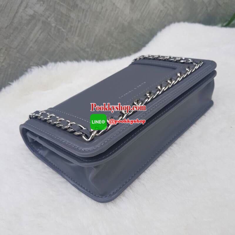 Charles&Keith Chain Rimmed Clutch กระเป๋าสะพายรุ่นใหม่!!ทรงcrossbodyหรือถอดสายถือเป็นทรงคลัชท์ได้ มีดีเทลโซ่ร้อยหนังรอบใบ เปิดปิดด้วยกระดุมแม่เหล็กใช้งานง่าย ภายในมีช่องซิป ช่องเสียบบัตรและช่องใหญ่ใส่ตระกูลพลัสได้ แยกเป็นสัดส่วน มาพร้อมสายสะพายแบบโซ่ต่อหน