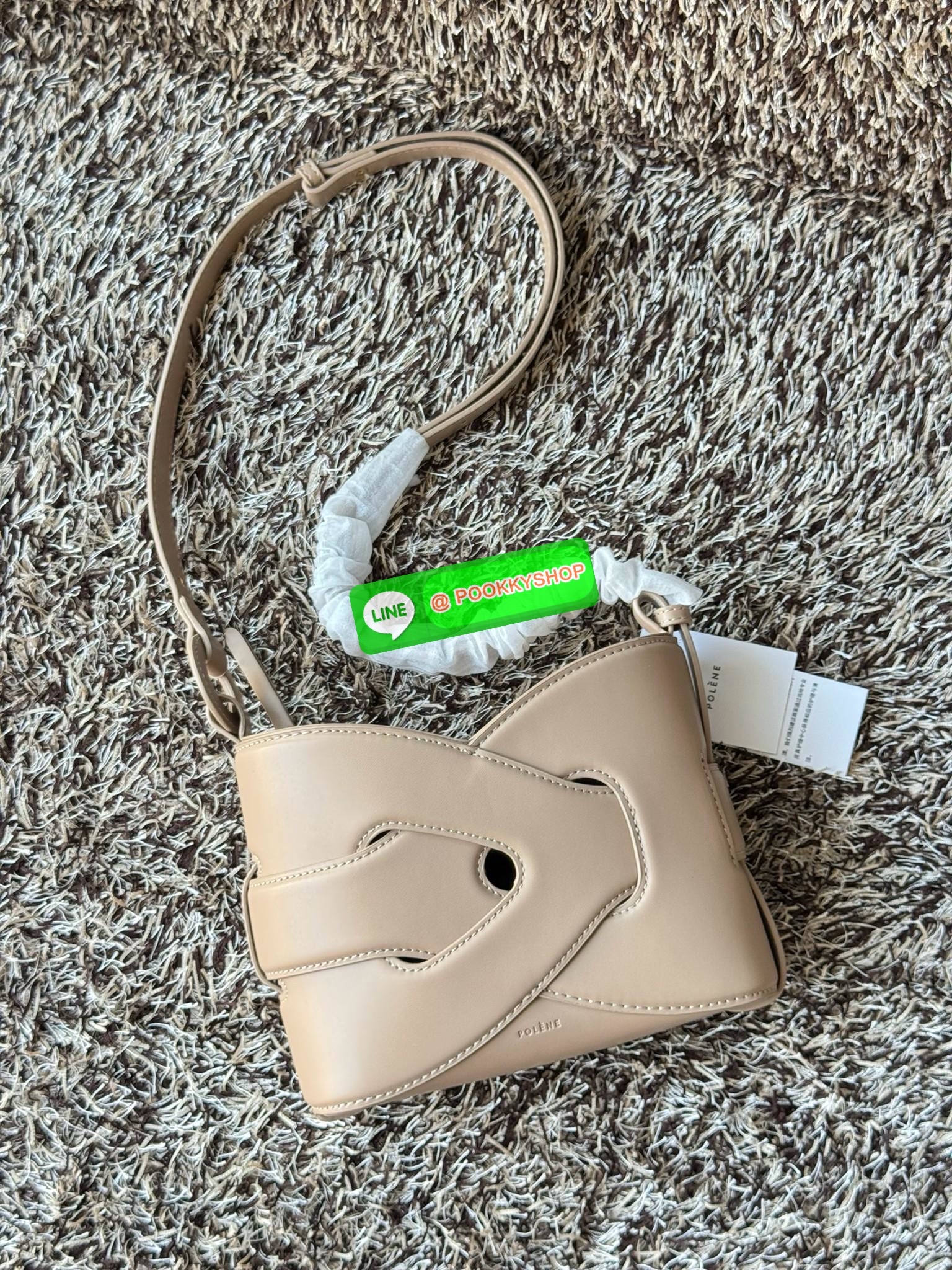 💕 Polene Nodde EDITION SMOOTH ใครที่อยากได้กระเป๋าเรียบๆ แต่ดูมีอะไร ขอแนะนำรุ่น Nodde หิ้วแล้วสวยแบบ Quiet Luxury โลโก้แบรนด์ถูกปั๊มไว้บริเวณด้านล่างของกระเป๋าอย่างประณีตจนแทบสังเกตไม่เห็น ฐานกระเป๋าถูกออกแบบมาให้เนียนเรียบ ปราศจากหมุด ในขณะที่ด้