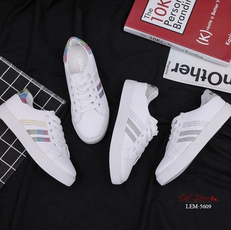 สินค้าพร้อมส่ง รองเท้าผ้าใบนำเข้า วัสดุผ้าหนัง PU ดีไซน์ด้านข้างตาดแถบเส้นกริตเตอร์ เล่นแสงเล็กน้อย แมทง่ายกับทุกชุดค่ะ