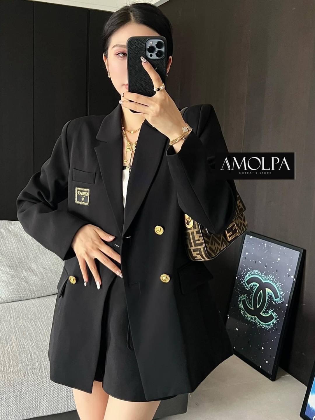 พร้อมส่ง!!! มาต่อที่ สูท BLAZER งาน FENDIxVERSACE BLAZER ผ้านางดีเริ่ดดด ซับในอย่างดี ใส่แล้วต๊าซมาก สวยหรู ไฮโซ อย่าลืมจัด นะคะ งานดีมากกก ผ้าหนักกคุ้มราคาสุดๆ !! !! งานสวยงานดีต้องแบรนด์AMOLPA เท่านั้น !!