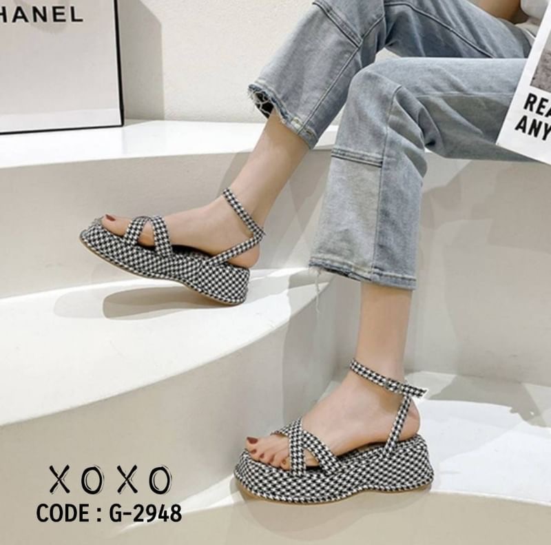 สินค้าพร้อมส่ง สไตล์งานเกาหลี คัชชูสวม ส้นเตารีด สวย เก๋ ใส่สบาย พื้นนุ่ม วัสดุ สีครีม,ดำ หนัง PU / สีฟ้า วัสดุผ้ายีนส์ / ขาวสลับดำ ผ้าชิโนริ แต่งไค้วด้านหน้า ด้านหลังตะขอเกี่ยว ส้นแบบนี้ใช้งานได้ทั้งวัน ไม่เมื่อยเลยตอนสวมใส่