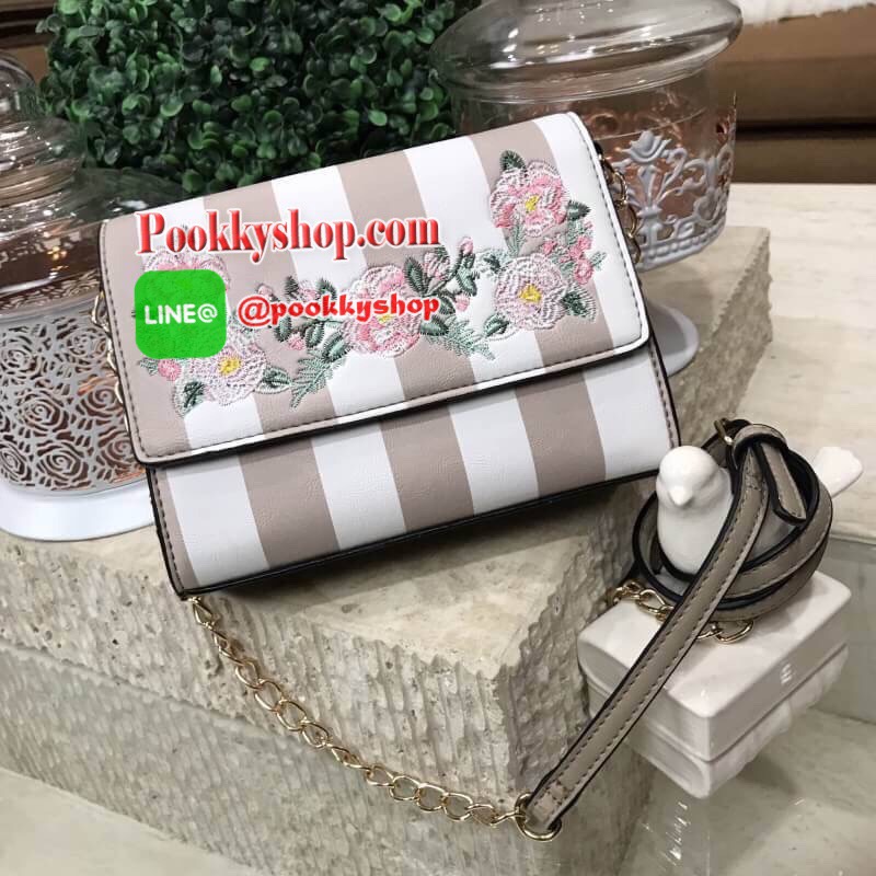 Don't Miss! ALDO Flower Crossbody Bag กระเป๋าสะพาย ALDO แบรนด์ดังจากแคนนาดา ดีไซน์สุดชิคปักลายดอกไม้สไตล์วินเทจหนังลายทางสพาสเทลอยู่ทรงกันน้ำ เปิดปิดด้วยกระดุมแม่เหล็ก ภายในมีโลโก้ ช่องซิป ช่องใส่มือถือ ใส่iphone+ได้ น้ำหนักเบา เป็นอีกหนึ่งรุ่นแนะนำค