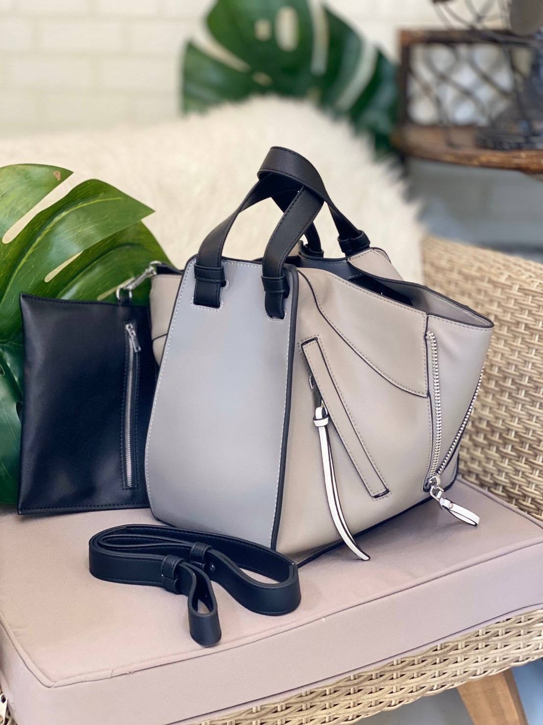 พร้อมส่งค่า 💕Hammock 💕 สิ้นสุดการรอคอย สำหรับรุ่นที่ทุกคนถามหาเยอะที่สุด การันตรีงานคุณภาพ ใช้เวลาผลิตนานสุดถึง 4 เดือน ตอนนี้พร้อมส่งเเล้วค่า Hammock size 30 cm รอบนี้เป็นงานสั่งผลิต งานเนี้ยบ ตัวหนังสวยมากกกก PU premium อย่างดี มีความหนา