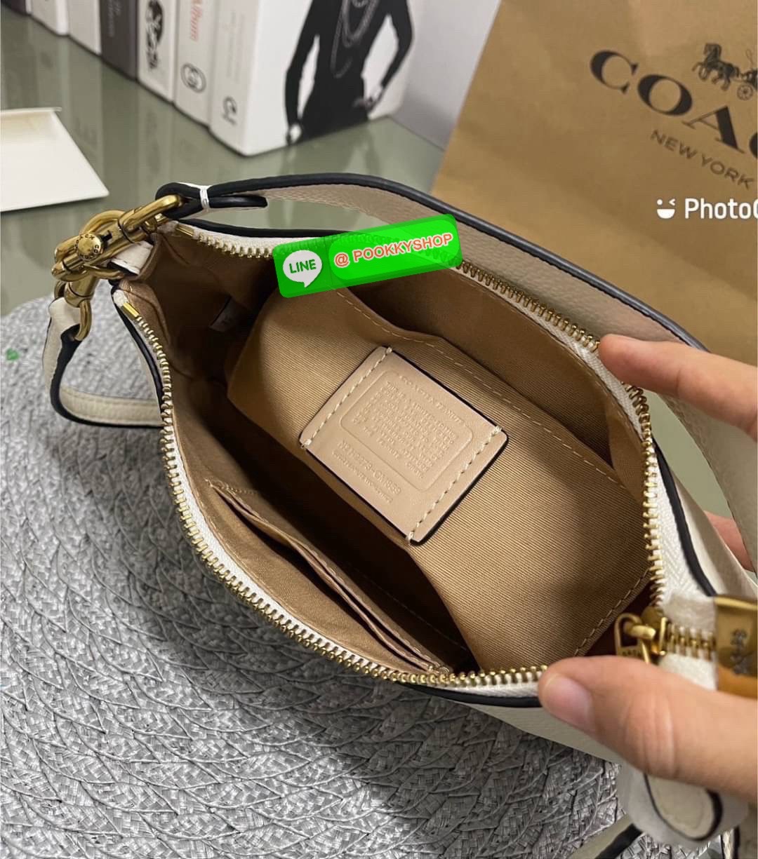 COACH CM859 Disney X Coach Teri Shoulder Bag With Mickey Mouse (mouse)✨ Coach CM859-กระเป๋าขนาดที่น่ารักจนใจบาง 🌸✨ หนังเรียบ ชัด เพิ่มความหวานแบบมีพลัง ใช้งานง่าย หิ้วก็ได้ สะพายก็สวย สลับสายได้ 2 แบบในใบเดียว น้ำหนักเบา ฟังก์ชันครบ