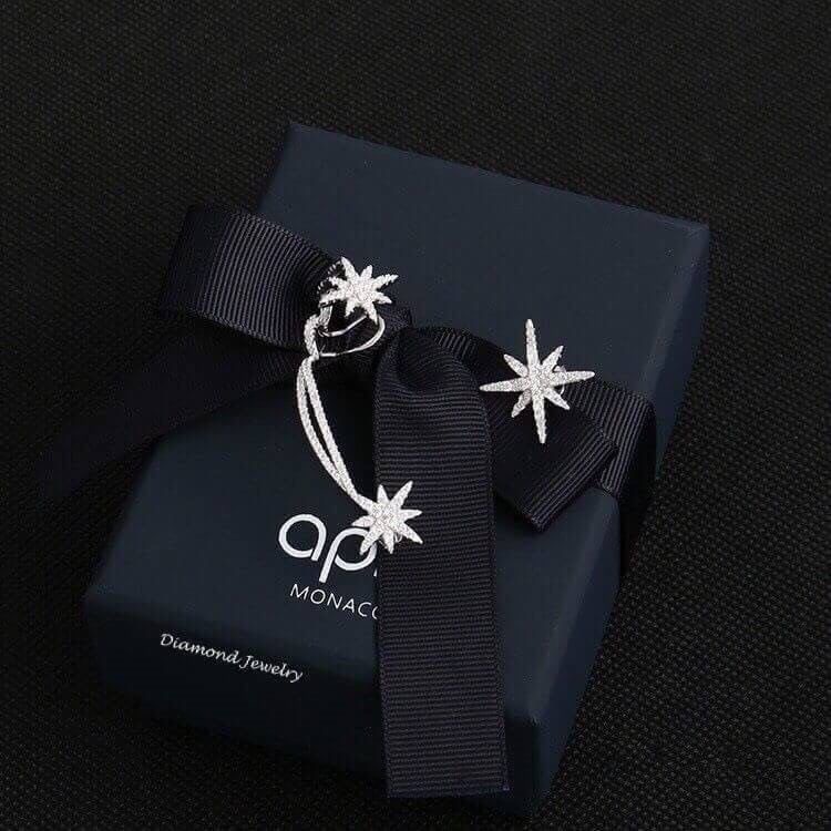 High Quality of APM Earring !!! ต่างหู APM งานเพชร CZ แท้ดีไซน์ เกี่ยวอ้อมหู งานสวยมาก รุ่นนี้สวยมากๆนะคะ ใช้เพชรเยอะ ดีไซส์สวยเก๋ค่ะ ได้ลุคเปรี้ยวๆ เท่ห์ๆ ค่ะ งานแนวจิวเวอรี่ จัดกันเลยค่ะ มาน้อยสวยเยอะน้าา เพชรละเอียดวิ้งมากกกกกๆๆๆๆ ค่ะ