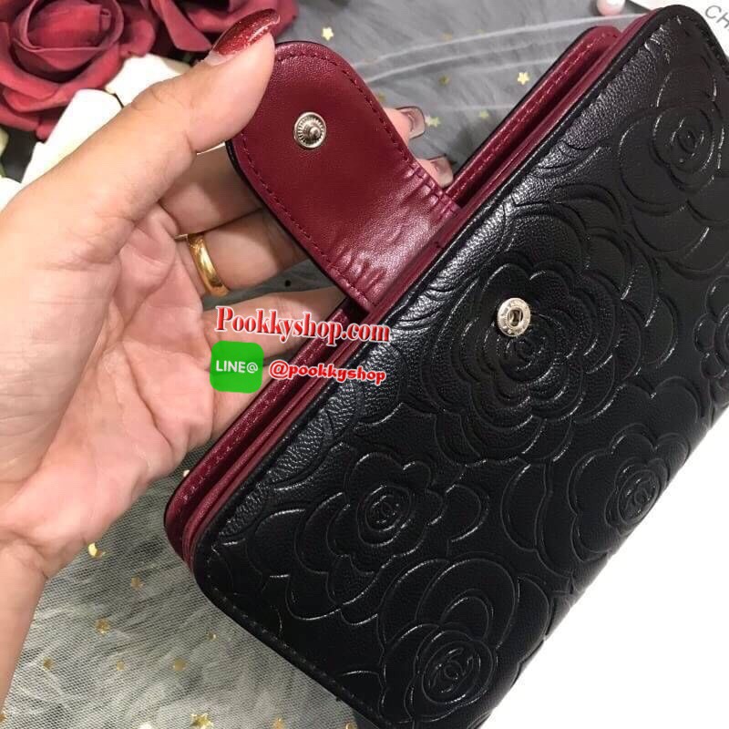 NEW IN!! กระเป๋าสตางค์ใบยาวรุ่น 2 in 1 มีทั้งซิปรอบและฝาพับในตัว อะไหล่เงิน สวยรับทรัพย์จากแบรนด์ Chanel premium for gift วัสดุหนังสังเคราะห์เรียบ ปั๊มลายดอกคามิเลียเต็มใบ สัมผัสนิ่มมือ เปิด-ปิดด้วยกระดุมและซิปรูดรอบใบ ใช้งานง่าย ภายในกระเป๋ามีช่องใส่บัตร