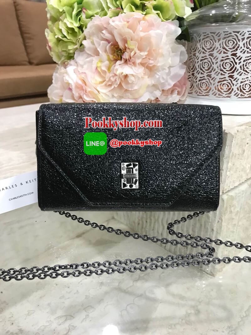 Don’t Miss! NEW! CHARLES & KEITH Embellished Turn-Lock Clutch กระเป๋าสะพายคลัชทรงกล่องรุ่นใหม่ชนช็อปวัสดุ Synthetic Leather มีเทคเจอร์สีเมทัลลิคดูมีดีเทล เปิดปิดด้วยตัวล๊อคปั้มแบรนด์ดีไซน์สวยหรู ด้านหลังประดับโลโก้ ภายในโล่งมีช่องซิปหัวซิปแบรนด์ ใส่มือถือ