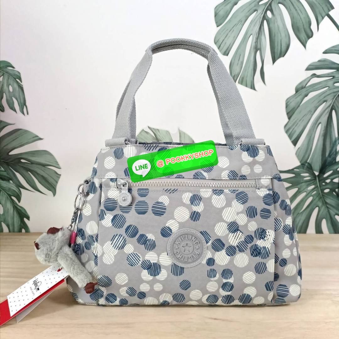 KIPLING ELISE HANDBAG กระเป๋าถือและสะพายไหล่ วัสดุ Nylon +Polyester ขนาดกำลังพอดี จุของได้มาก มีหูจับสองสาย ถือสะดวก น้ำหนักเบา มีช่องซิป ด้านหน้า ช่อง กระเป๋าหลักเปิด-ปิดด้วยซิป มี3 ช่องว่างใส่ของได้จุมากๆ ใส่มือถือได้ กระเป๋าสตางค์ใบยาว และ เครื่องสำอาง