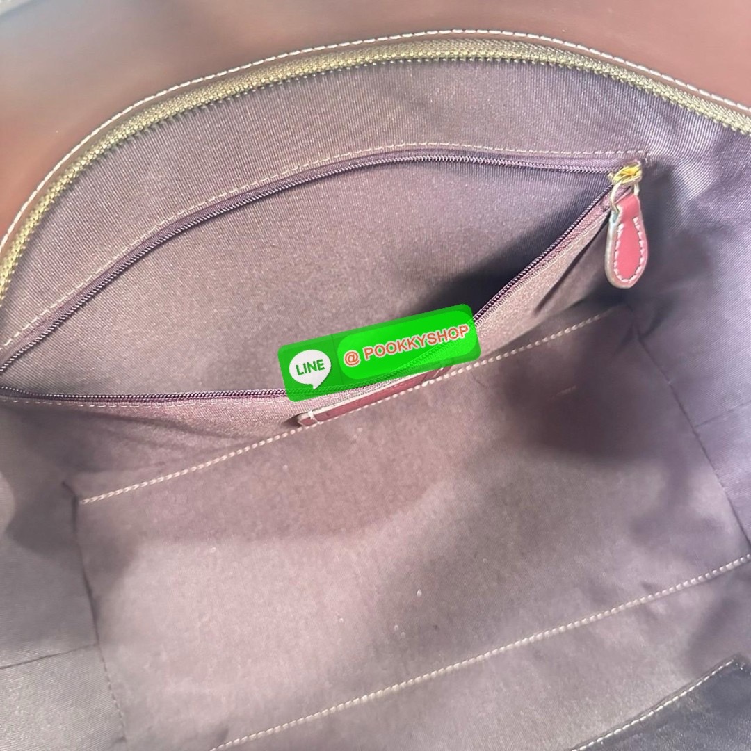 COACH CR167 MEADOW SHOULDER BAG 🔖กระเป๋าถือคอลเลคชั่นใหม่ ใบใหญ่ตอบโจทย์คนสัมภาระเยอะ 🔖วัสดุ: ผ้าแคนวาสตัดขอบหนังแท้ 🔖เปิด-ปิดด้วยซิป 🔖ภายในโล่งใส่ของได้เยอะมาก มีช่องซิป1ช่อง ช่องใส่ของจุกจิก1ช่อง 🔖ด้านหลังมีช่องซิ