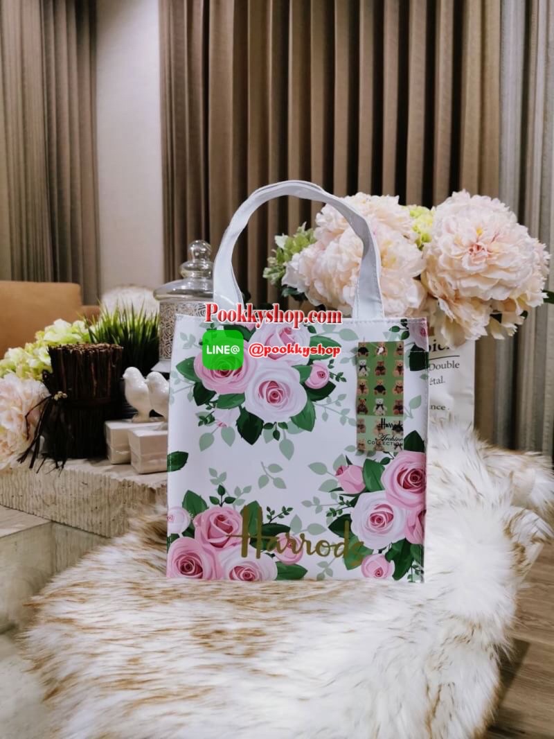 ลายนี้เข้าแล้วนะคะ! พร้อมส่งไอเท็มยอดนิยม! Harrods London Top-handle Shopping Bag กระเป๋า Shopping แบรนด์ดังจากอังกฤษรุ่นยอดนิยมวัสดุ PVC+Polyester 100% ของแท้เนื้อหนาอยู่ทรงกันน้ำ ขนาดกำลังดี น้ำหนักเบา เปิดปิดด้วยซิปสะดวกใช้หัวซิปปั้มโลโก้แบรนด์อะไหล่เง