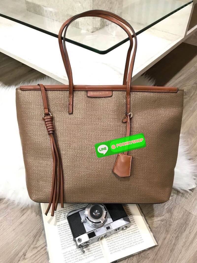 ReStock Best Seller!!! Charles & Keith Black Textured Tote Bag กระเป๋าสะพายทรง Shopping ใบใหญ่จุใจโดดเด่นด้วย Textured สานรอบใบสวยอยู่ทรง น้ำหนักเบา ด้านหน้ามีโลโก้พร้อมTAG พวงกุญแจห้อยที่หูหิ้ว เปิดปิดด้วยซิปพู่หนังสายยาว ภายในกว้างและจุ มีช่องใส่ของและช