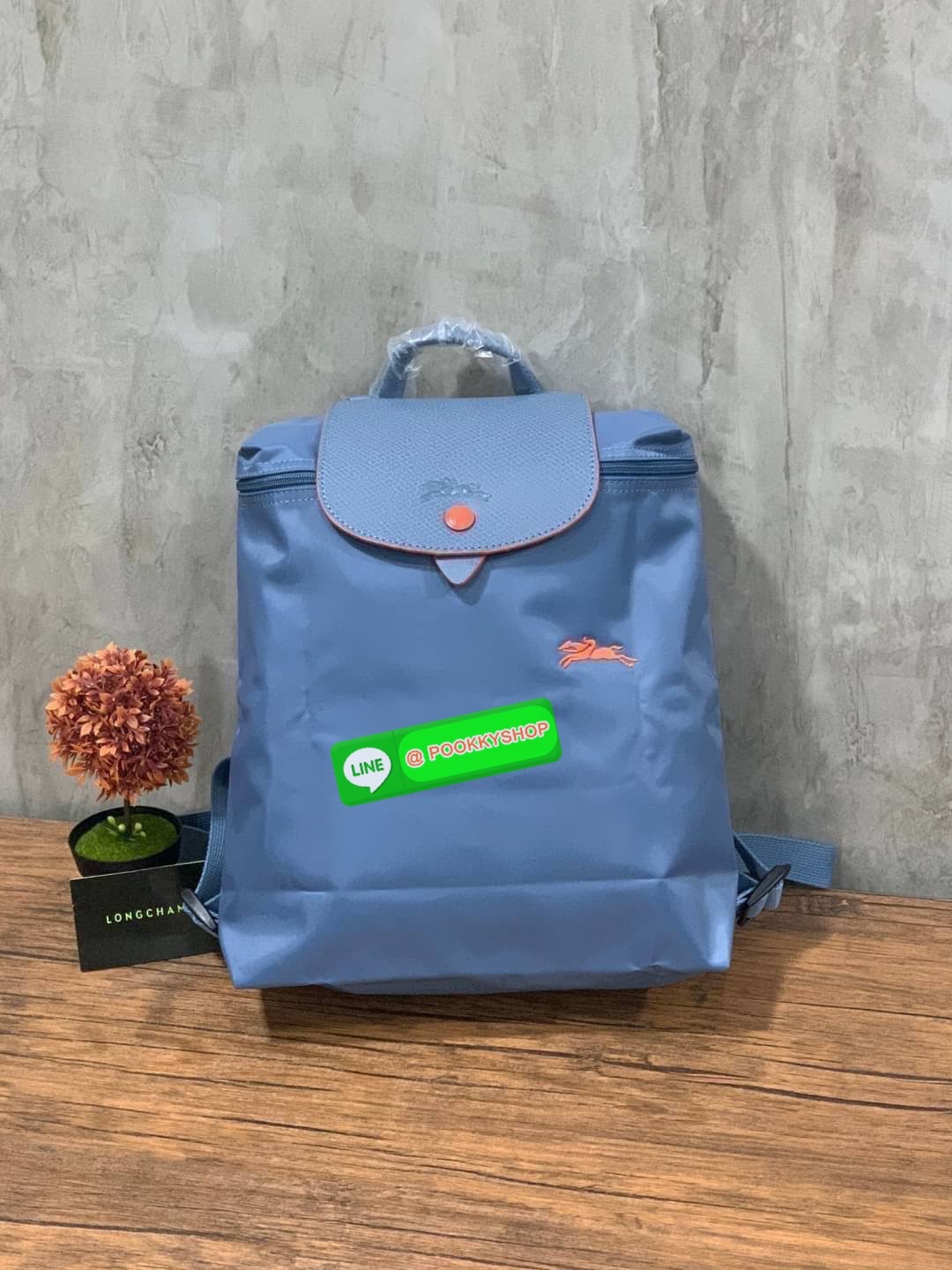 💕Longchamp LE PLIAGE Club Backpack พบกับอีกหนึ่งสไตล์ของLongchamp ที่เป็นรุ่นยอดนิยมอีกรุ่น สำหรับสาวแฟชั่นหัวทันสมัย เติมความพิเศษให้กับลุคด้วย ยังมีสีให้เลือกเยอะเรียกได้ว่าชอบสีโทนไหน ชอบแต่งตัวสไตล์ไหนก็เอาไปแมทช์กันได้เลย เป็นกระเป๋าเป้ในไม่ก