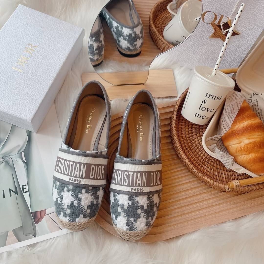 งานเข้าใหม่ พร้อมส่ง แบบใหม่ เพิ่งเข้า สลิปออนงานปอ Dior ลายใหม่ ชิโนริ ลายผ้าน่ารักมาก งานดี ปั้มแบรนด์