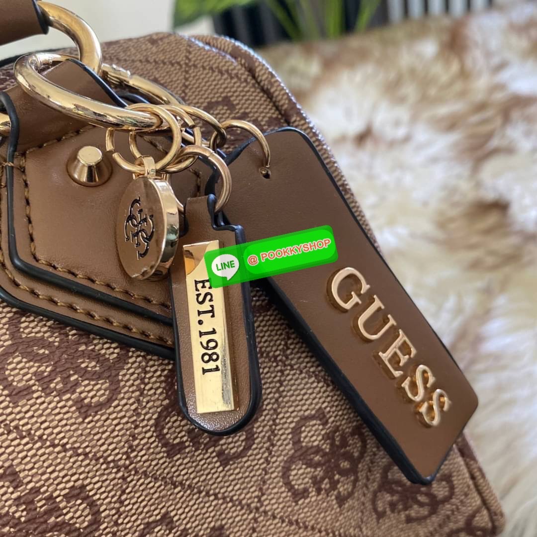 GUESS JENSEN BOX SATCHEL กระเป๋าทรงหมอน ประดับพวงกุญแจโลโก้แบรนด์ด้านหน้ากระเป๋า มีหมุดรองฐานตั้งอยู่ทรง มาพร้อมกับสายสะพายยาวปรับระดับได้ ภายในซับในตราแบรนด์อย่างดี รุ่นนี้สวยงามมากค่ะ สินค้าถ่ายจากงานจริง ใครได้ไปรับรองไม่ผิดหวัง❤️