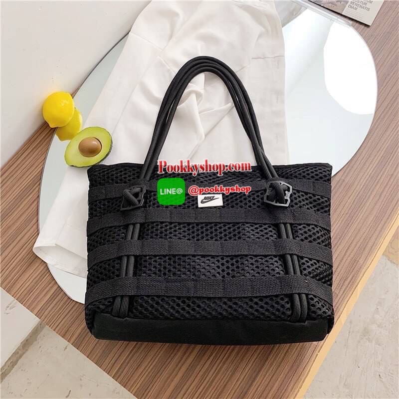 Brand : Nike Detail : กระเป๋าสะพายข้างสุดชิค เก๋ไก๋ด้วยลายที่โดดเด่นของ Nike ภายในกว้าง ใส่ของได้จำนวนมาก มีทั้งช่องซิป ช่องใส่ของเล็กๆ น้อยๆ กระเป๋าระบายได้ดีมาก สามารถใส่เสื้อผ้าไปออกกำลังกายได้เลย ราคาแบบนี้ใครยังไม่มีต้องเก็บไว้สักใบแล้วนะคะ กระเป๋าน้