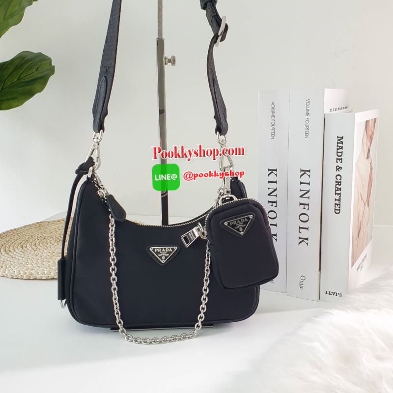 พร้อมส่งรุ่นใหม่ กำลังมาแรงมากค่ะ กับแบรนด์ PRADA ใบเดียวคุ้มมากค่ะ อุปกรณ์ ครบชุด ซื้อ1ได้ถึง3ไอเท็ม ทั้งสายยาว และกระเป๋าใส่เหรียญ และป้ายแท็คหนัง อย่างดี อะไหล่ปั้มแบรนด์แท้ทุกจุด วัสดุทำจากผ้า Nylon อย่างดี กันน้ำได้ อยู่ทรงสวย สามารถใส่กระเป๋าตังค์ใบ