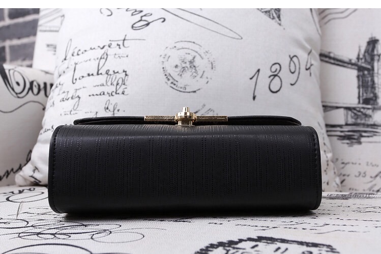 กระเป๋าสตางค์ กระเป๋าคลัชมือ กระเป๋าสะพายข้าง สีดำ เนื้อสวย เรียบหรู คุณหนูมากๆคะ size :ยาว19*สูง12*หนา 6cm