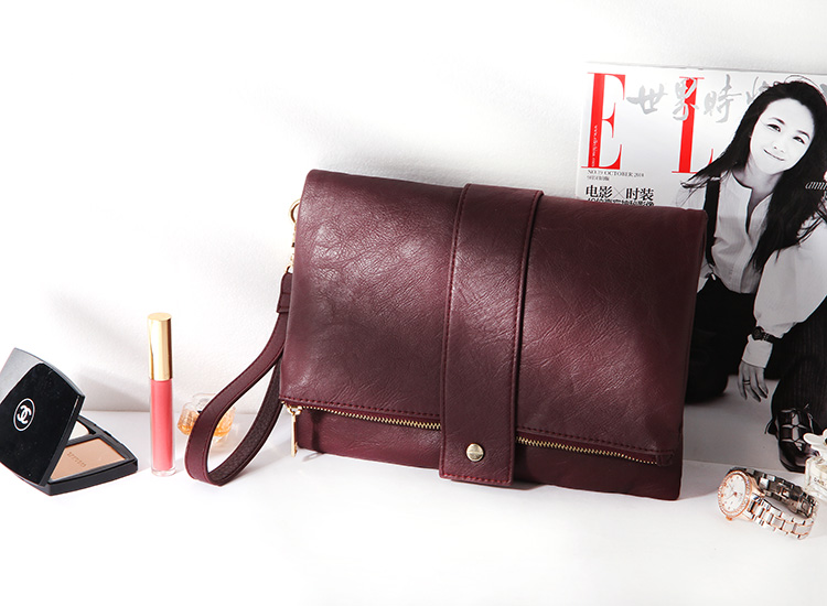 กระเป๋าหนังคลัชมือ Clutch แบรนด์ Forever21 หนังมีTexture ในตัว เนื้อหรูมากคะ ติดแท็คForever 21 ด้านใน ช่องใส่ของซิบใหญ่ 1 ด้านในมีซิปแบ่ง 1 ช่องแบ่งใส่ของ2ช่อง