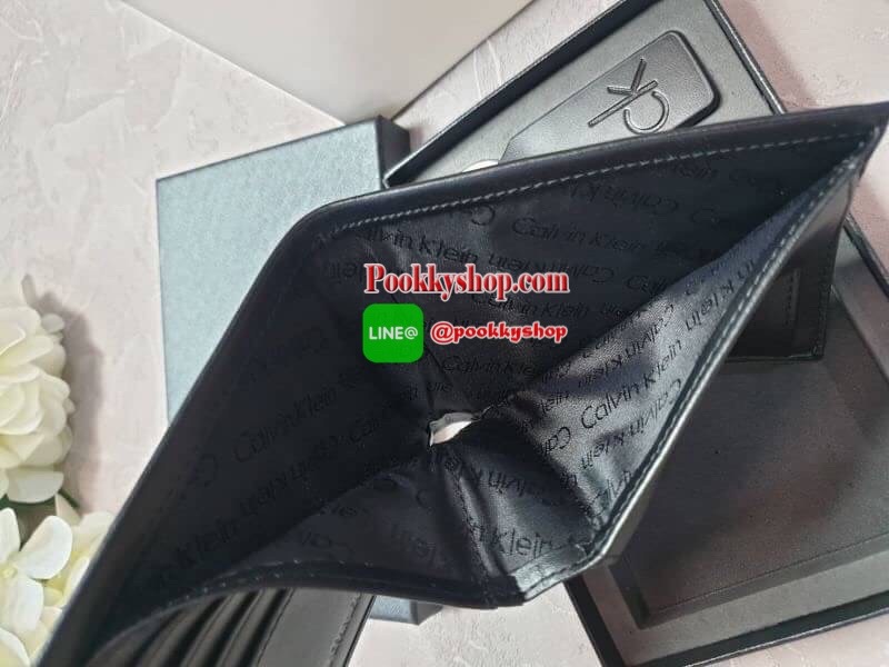 Calvin Klein Short Wallet with Key Set กระเป๋าสตางค์ใบสั้น Set สุดคุ้ม ซื้อ 1 ได้ถึง 2 : กระเป๋าสตางค์+พวงกุญแจ กระเป๋าสตางค์ใบสั้นแบบพับหนังวัวแท้ มาพร้อมพวงกุญแจ กระเป๋ามีน้ำหนักเบา ประดับโลโก้ด้านหน้ามุมขวาล่างปั้มนูน ภายในมีช่องใส่บัตร ใส่ธนบัตร ใส่เห