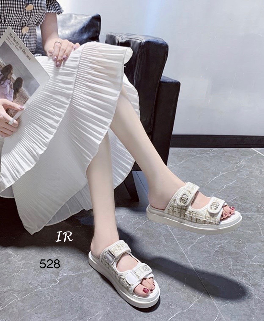 แบบขายดี!!! พร้อมส่ง เข้าแล้วค่า สวยฟาดมากแม่!! Chanel sandal ลำลองผ้าทวิต แต่งอะไหล่ สายปรับได้ พื้นนิ่ม สวยมากกก มองหารองเท้าสวยๆใส่แล้วดูดี ดูแพง คู่นี้เลยค่า