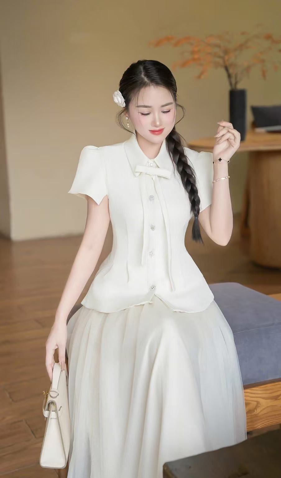 ชุดเซทแฟชั่น Set.3 ชิ้นเสื้อ+ กระโปรง+เข็มกลัด เสื้อแขนสั้นคอปกสีครีม ดีเทลแต่งกระดุมเพชรด้านหน้า