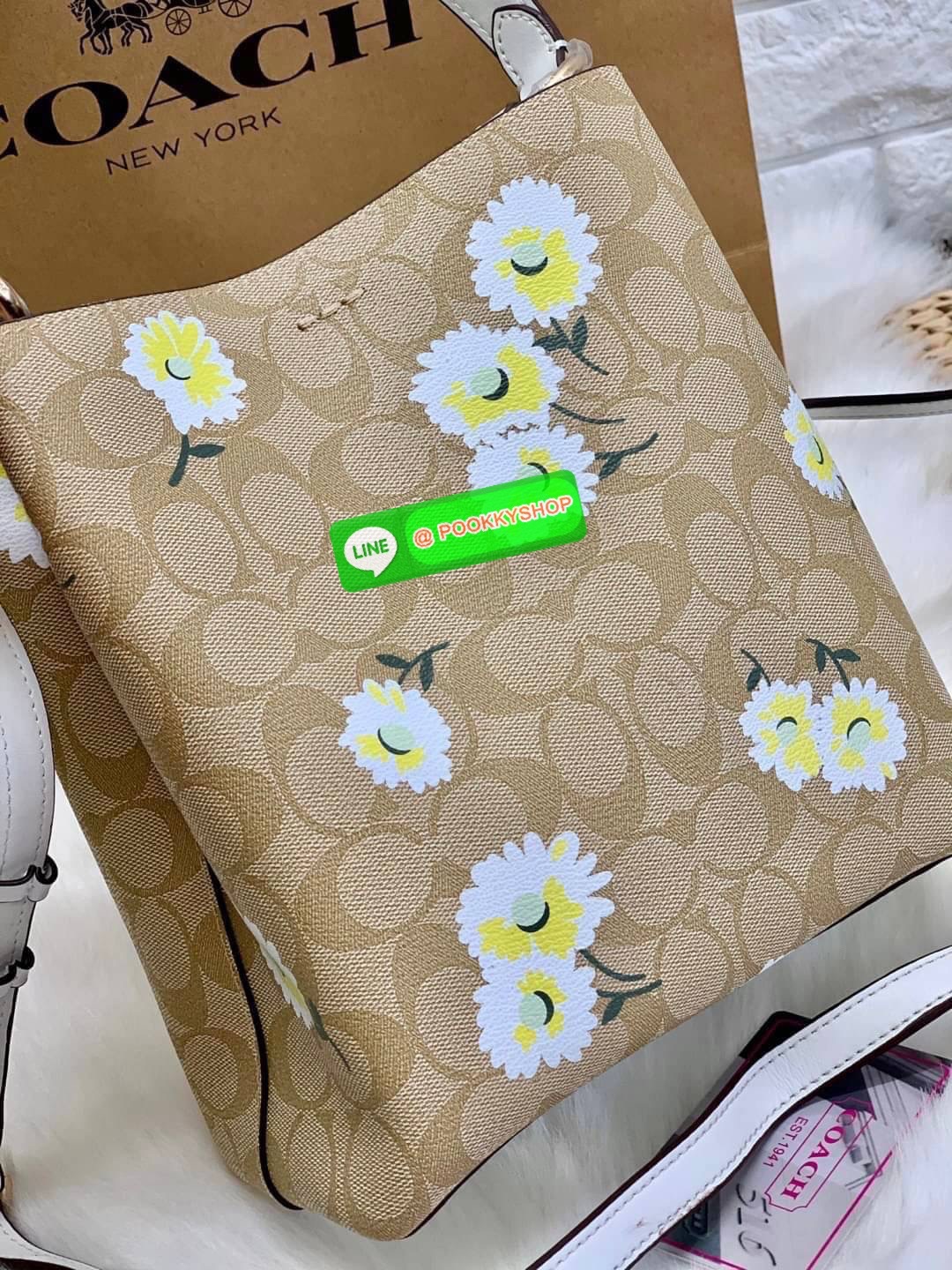 COACH Small Town Bucket Bag In Signature Canvas With Daisy Print ((C3411)) พร้อมส่งที่ไทย ห้ามพลาดค่ะ! กระเป๋าทรงถังสุดฮิต หนังแท้สวย 🌸จุดเด่นของรุ่นคือ print ลายดอก Daisy สวยมาแรงมากตอนนี้ค่ะ! ช่องกระเป๋ามี2ช่องหลักแบบกระดุมแม่เหล็ก ภายในช่องกว้า