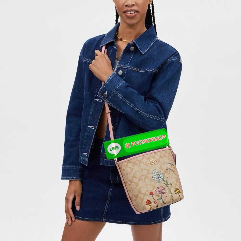 🔆 Model COACH CU394 COACH x OBSERVED BY US CITY BUCKET BAG IN SIGNATURE CANVAS 🔆 Details ใหม่! กระเป๋าสะพายทรงบัคเก็ต ดีไซน์รูปทรงคลาสสิค อินกับกระแสสุดๆ ตกแต่งลวดลายให้น่าใช้ขึ้น และยังมีกระดุมแม่เหล็กปิดปากกันของหล่น มาพร้อมสายสะพายถึง 2