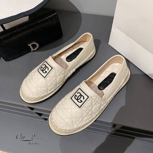 เข้าแล้วค่า รองเท้าคัชชูทรง CC espadrilles สุดปัง หนังปัง CC ไขว้หนังเย็บบุลาย หัวตัดสี ขอบเป็นปอถัก ทรงสวยค่ะทรงนี้ฮิตตลอดใส่ได้เรื่อยๆแมทช์กับชุดง่ายพร้อมส่ง 2 สีค่ะ งานดีคัดเกรดงานกล่อง
