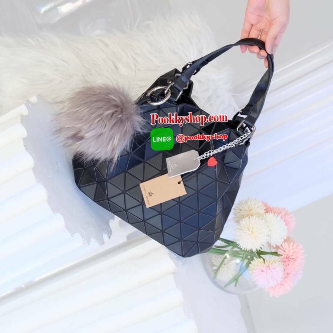 รุ่นขายดี ลาย Limited edition หายาก 👍ปรับทรงได้ 2 แบบ น่ารักมาก สวยที่สุด มาพร้อม พวงกุญแจปอมๆ เข้า set เลิศคะ กระเป๋า จากแบรนด์ David Jones กระเป๋าสะพายข้างดีไซน์เกร๋มาก สีสวยหรูมาก ขนาดกะลังดีเลย น้ำหนังเบามากคะ ภายในมีช่องเก็บของจุกจิกได้ มีถุง