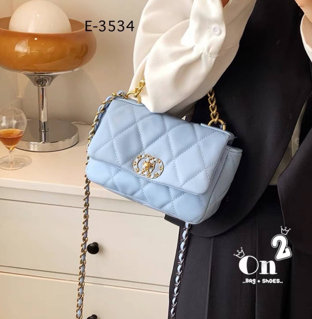 กระเป๋าสะพายไหล่ทรงชาแนล หนังpu งานนิ่ม ทรงสวย สะพายไหล่ หรือสะพายข้างก็เก๋ อะไหล่สีทอง สายโซ่ร้อยหนัง มีหนังรองบ่า สะพายแล้วไม่เจ็บบ่าจ้า