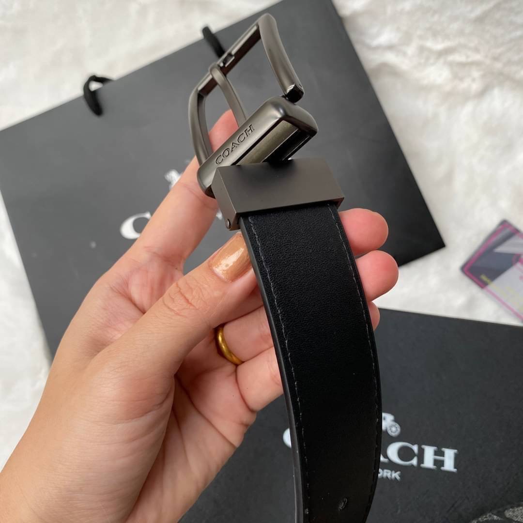 Set เข็มขัด coach 2 หัว ใส่แบบเจาะรูเข็มขัด สายลายC นูนสลับกับด้านเรียบ สลับใช้ได้ 2 ด้าน ทั้งยังสามารถเจาะรูเพิ่มได้ รุ่นนี้มาพร้อมป้ายแท็กแบรนด์ หัวเข็มขัดใส่ได้ง่าย ถอดได้ไม่ยาก ซื้อเป็นของขวัญของฝาก ดูดีมากๆเลยนะคะ